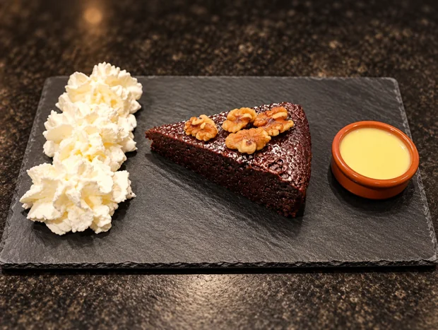 Fondant au chocolat, noix et crème anglaise